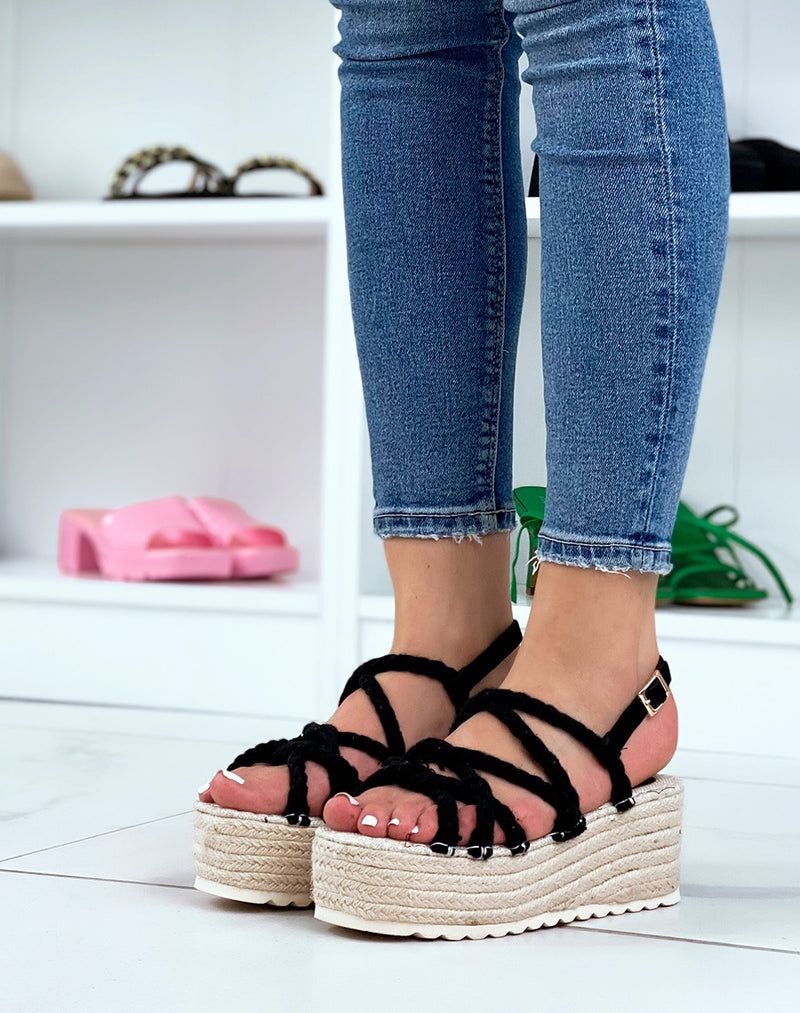 strappy sandals in black