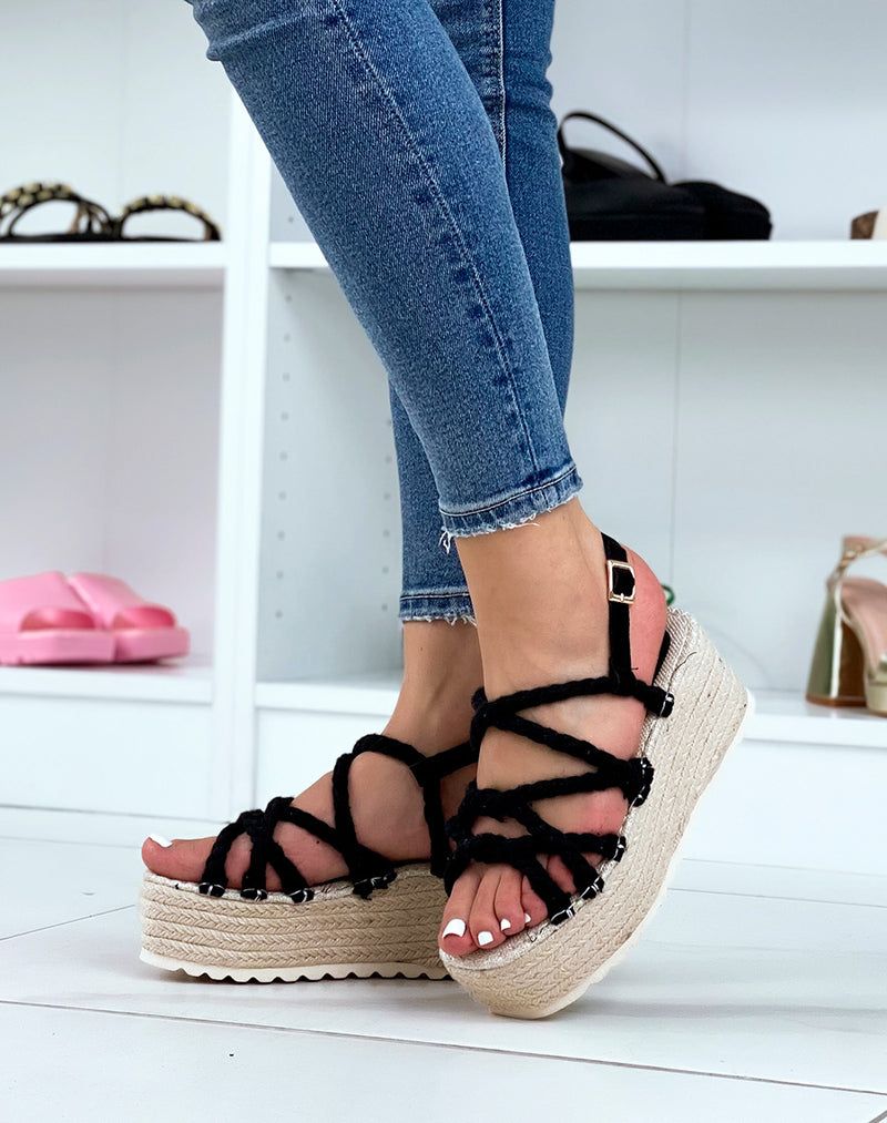 strappy sandals in black