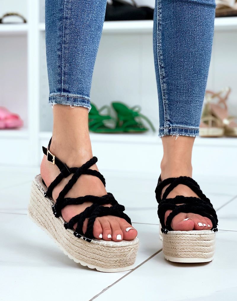 strappy sandals in black