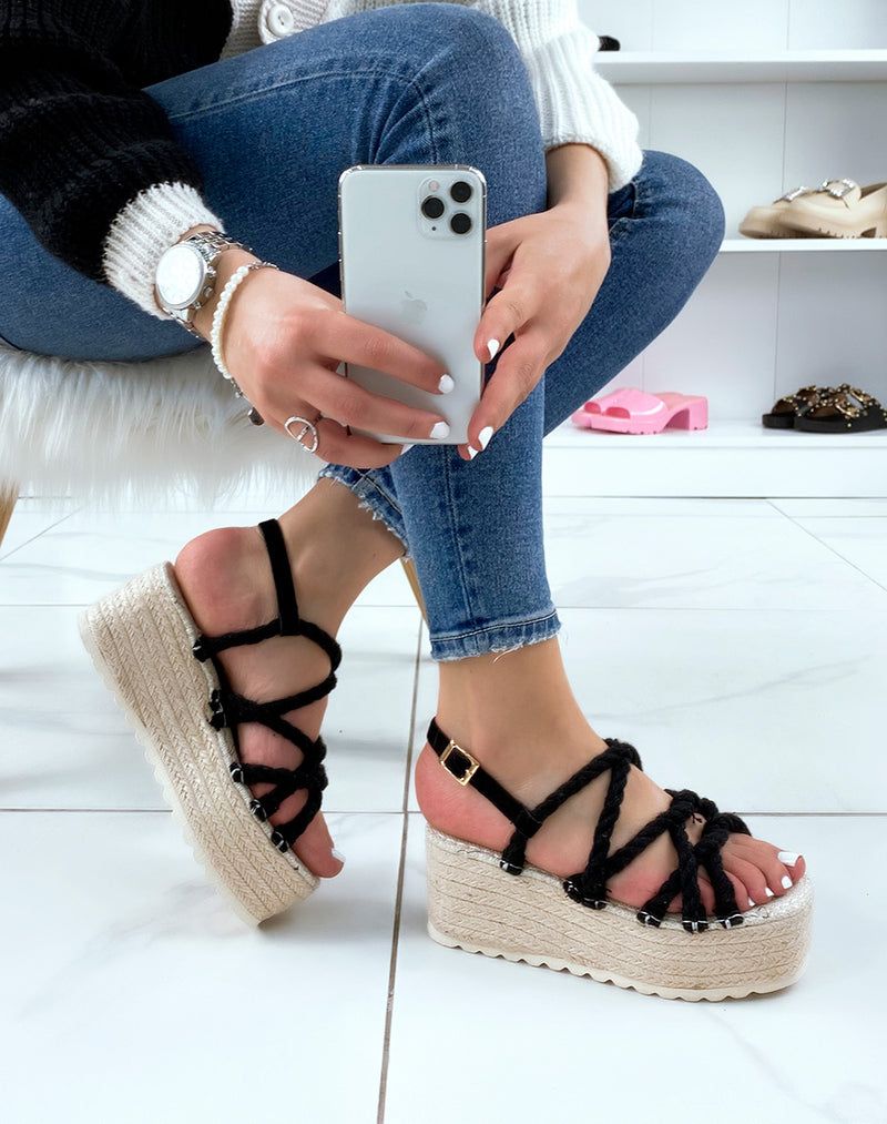 strappy sandals in black
